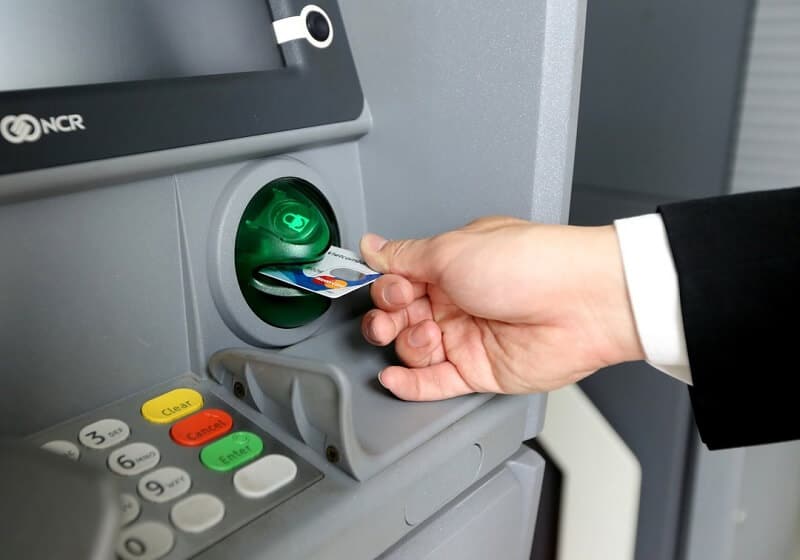 Đến cây ATM của Vietcombank để kích hoạt