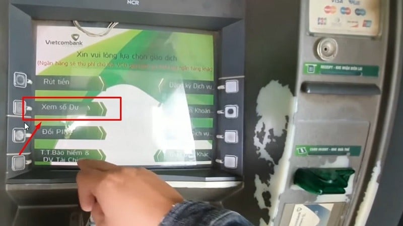 Hướng dẫn kiểm tra số dư tài khoản Vietcombank tại cây ATM
