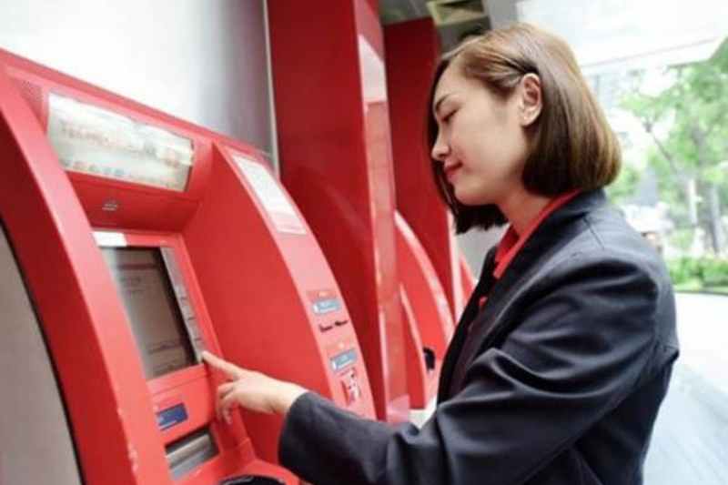 Rút tiền thẻ tín dụng Techcombank qua máy ATM 