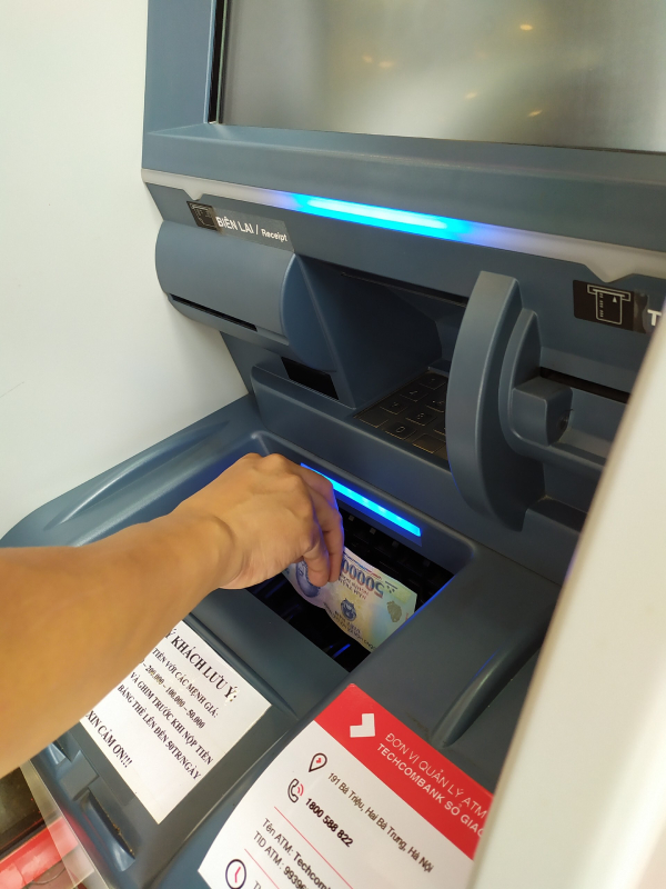 nộp tiền tại cây ATM Techcombank